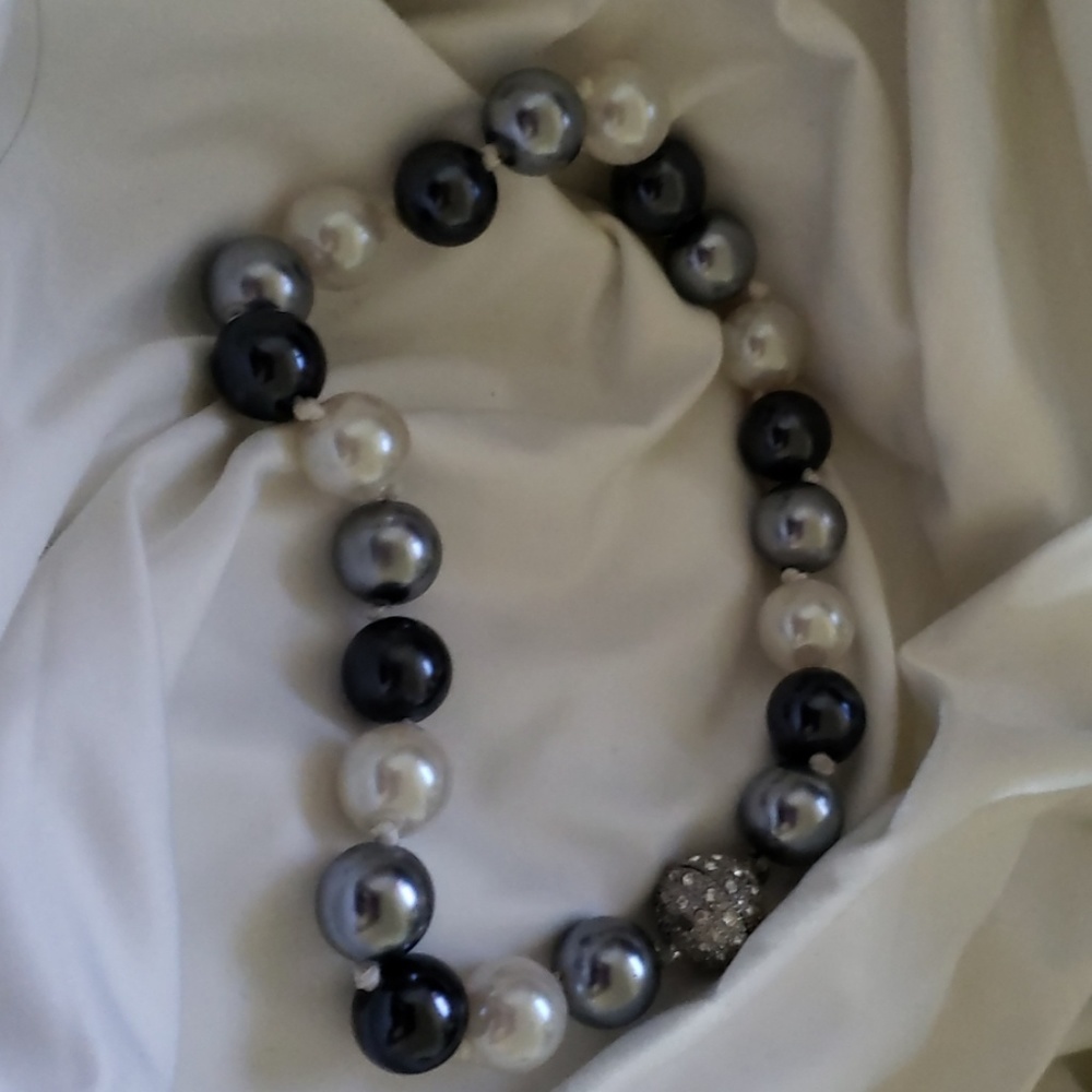Magnetic clasp white, gray and black pearl choker.